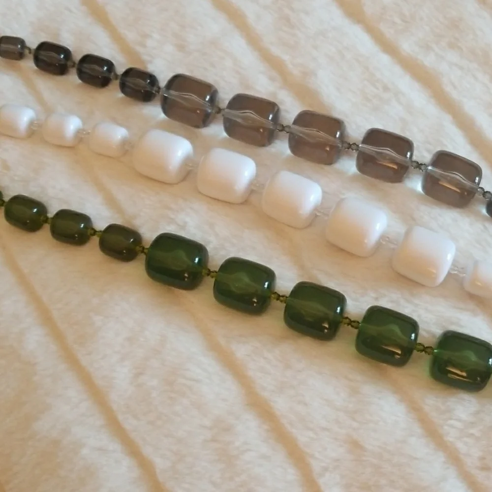 TARINA TARANTINO // ltd ed white mod lucite bead retro vibe necklace